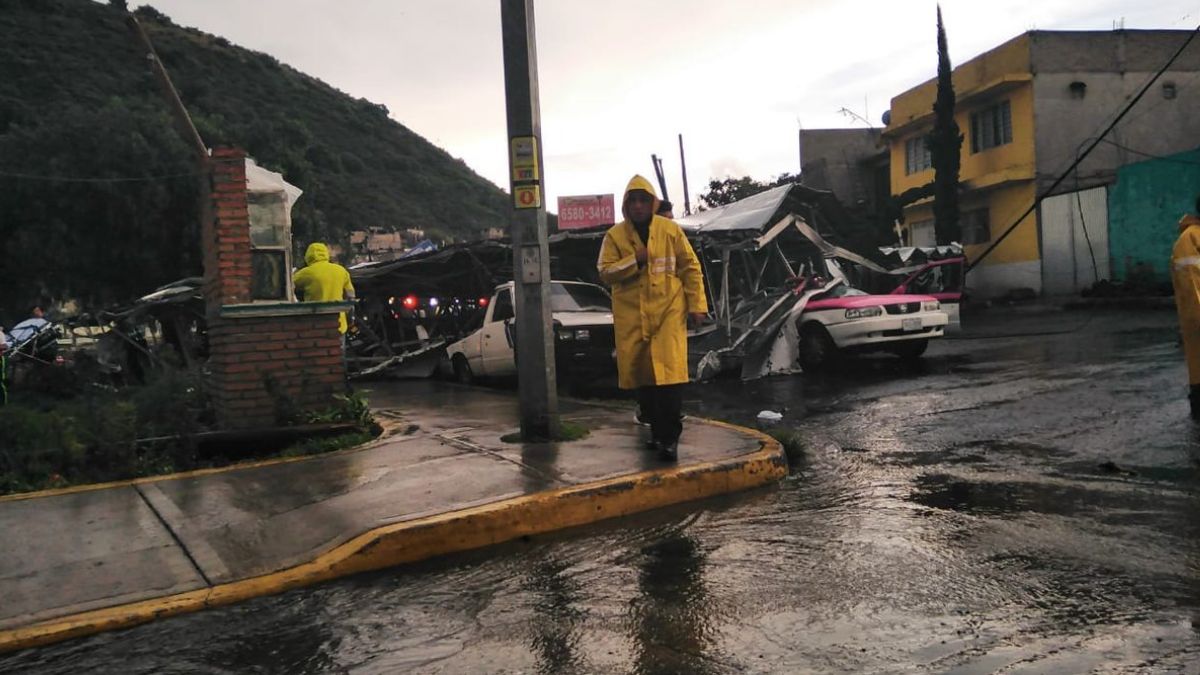 Foto: Un espectacular cayó sobre varios coches en la autopista México-Puebla. El 4 de julio de 2019