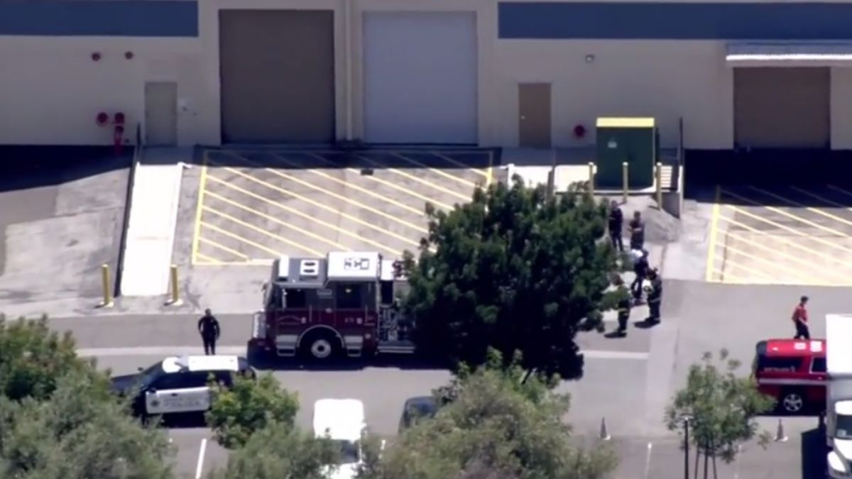 Foto: Servicios de emergencia llegaron a un almacén de Facebook en Menlo Park, en California, EEUU. El 1 de julio de 2019