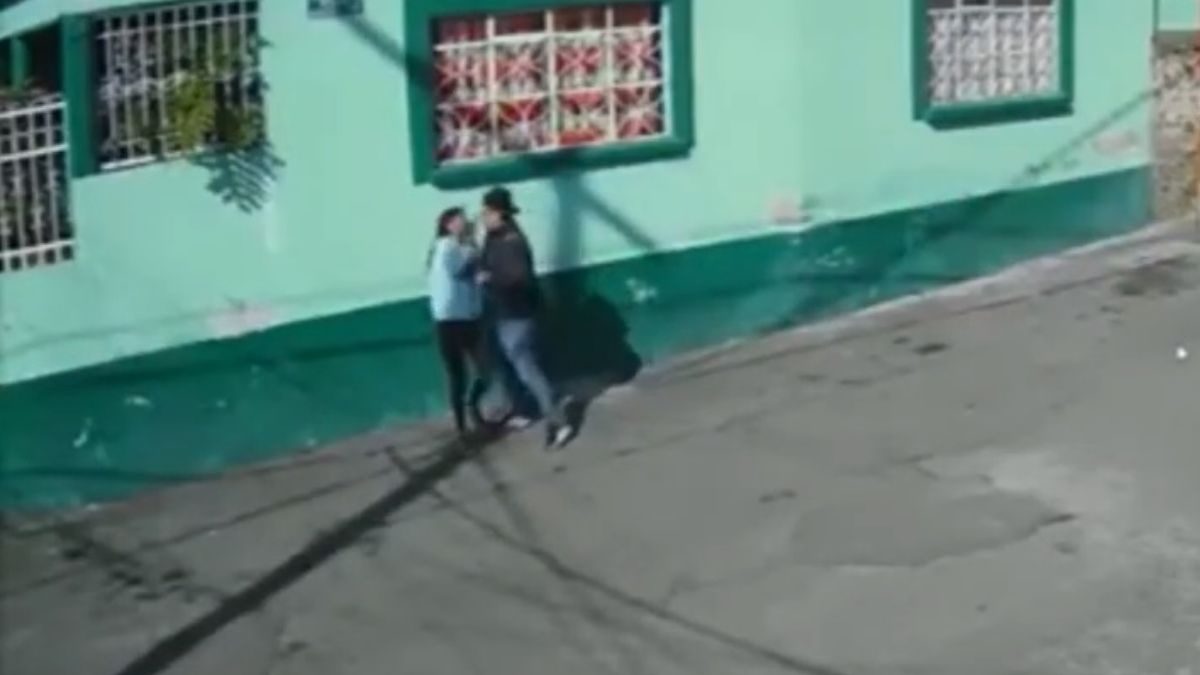 Video: Hombre golpea a una joven e intenta secuestrarla en Xochimilco
