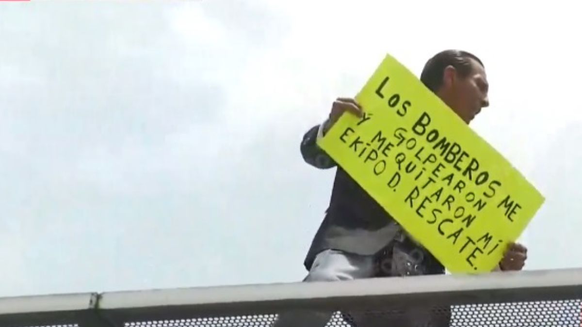 Foto: El hombre sostenía un cartel con la leyenda “Los Bomberos me golpearon y me quitaron mi ‘ekipo’ de rescate”