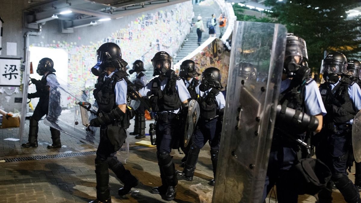 Foto: Policías antidisturbios entran al Parlamento de Hong Kong. El 1 de julio de 2019