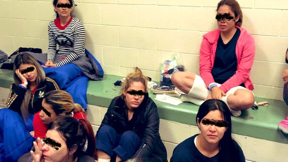 Foto: Un grupo de mujeres sentadas en un centro de detención en el Paso, Texas, EEUU. El 1 de julio de 2019