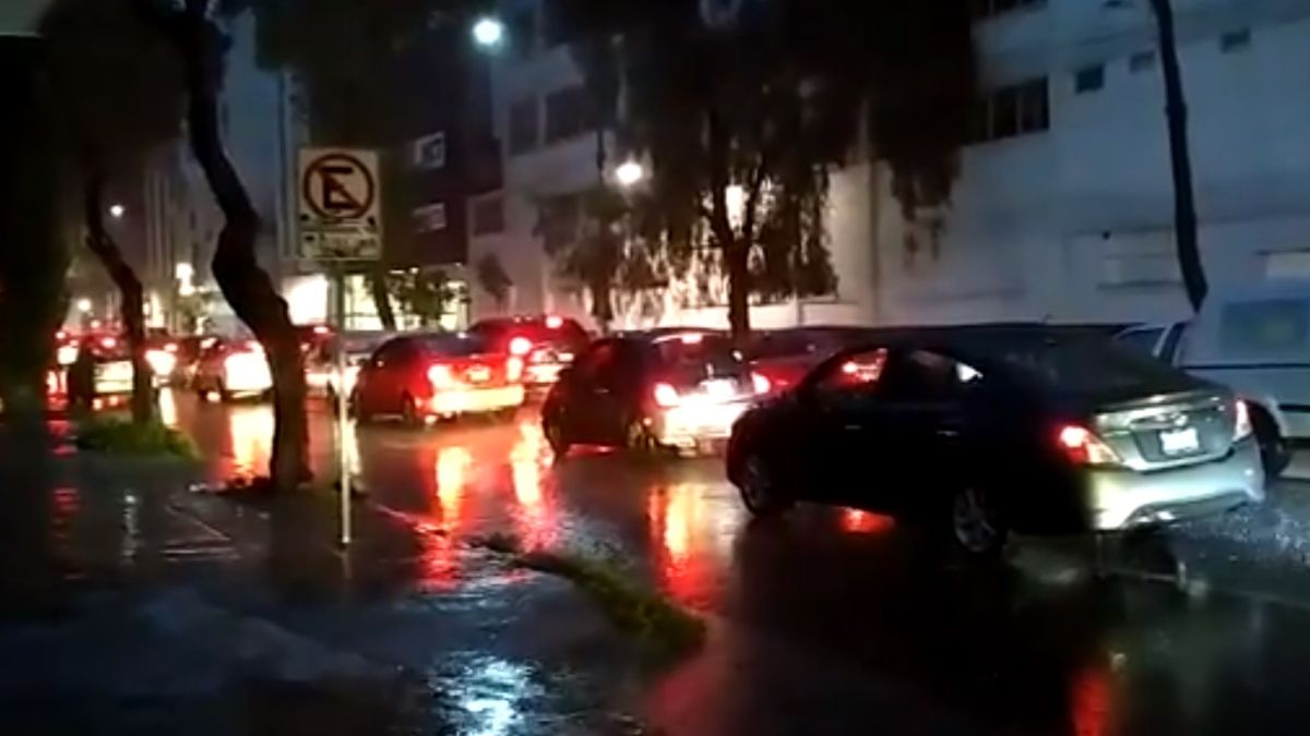 Varios automóviles parados por la lluvia en la Ciudad de México. Twitter/@OVIALCDMX