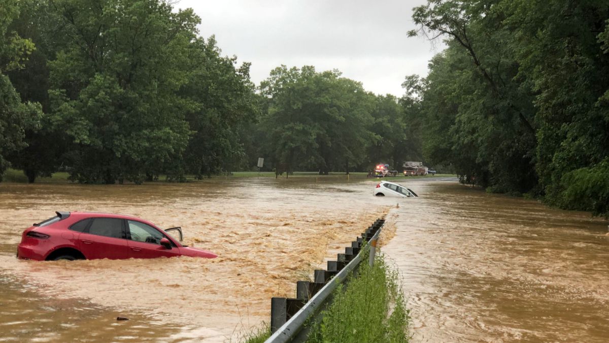 Foto: Varios autos quedaron varados por la inundación en calles de Washington, EEUU. El 8 de julio de 2019