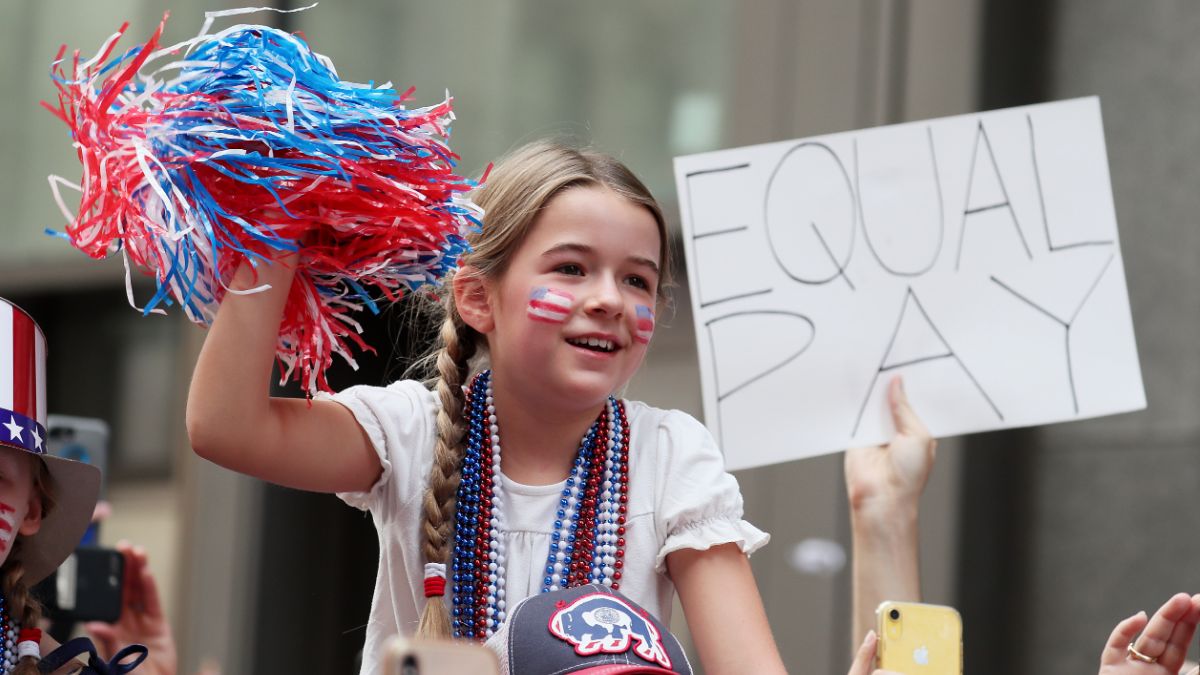 Foto: Una niña sostiene un cartel con la leyenda igualdad de salarios. El 10 de julio de 2019