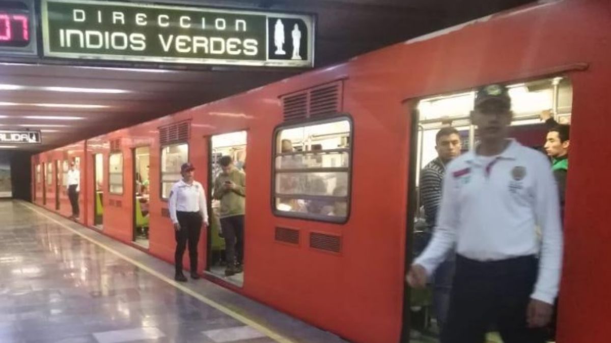 Foto: Policías vigilan la Línea 3 del Metro de la Ciudad de México