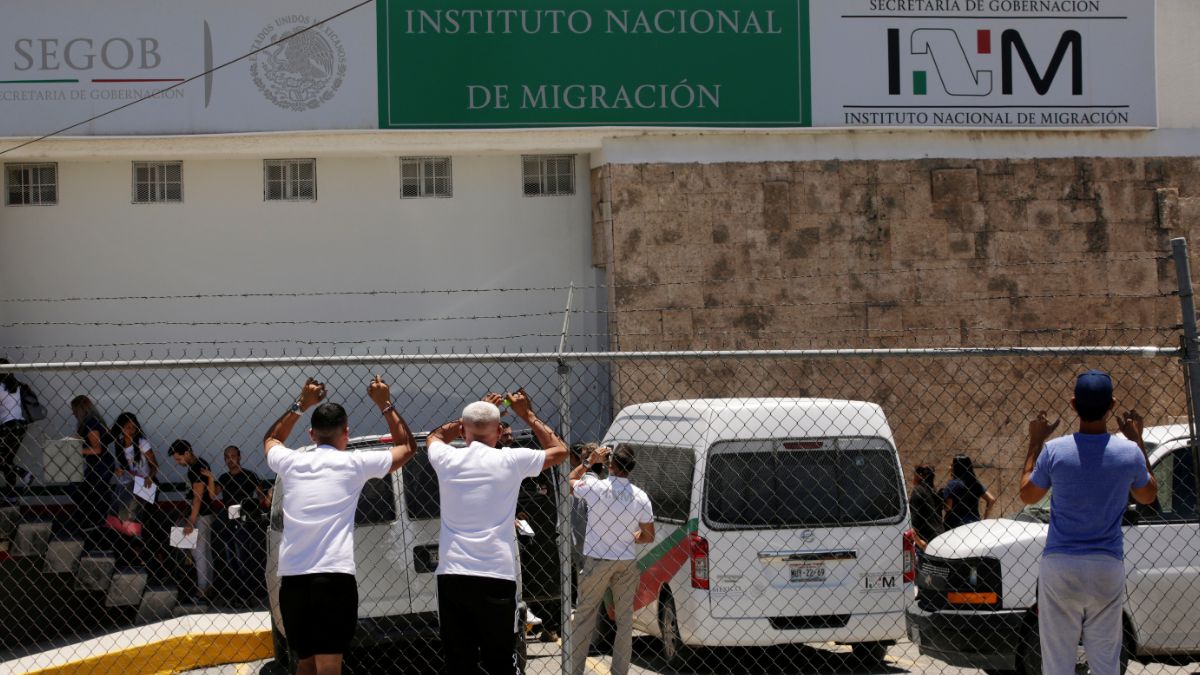Foto: Un grupo de migrantes llega a las instalaciones del Instituto Nacional de Migración (INM) en Ciudad Juárez, México, tras ser deportados de Estados Unidos. El 22 de junio de 2019