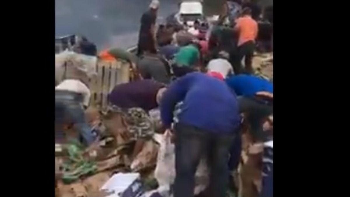 Foto: Un grupo de pobladores roban la carga de un tráiler volcado en la carretera Guadalajara-Tepic, en Jalisco