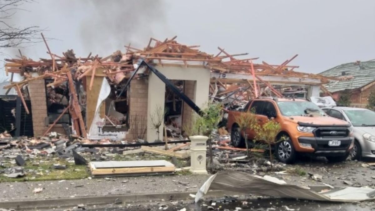Foto: Explota una casa en el barrio de Northwood, en Christchurch, Nueva Zelanda. El 18 de julio de 2019