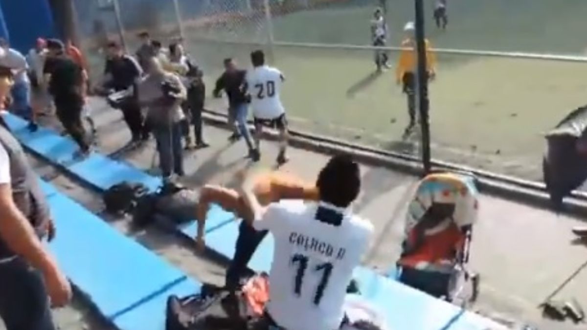 Foto: Jugadores de futbol pelean en una cancha de la colonia Álamos, en la alcaldía Benito Juárez, en Ciudad de México. El 6 de julio de 2019