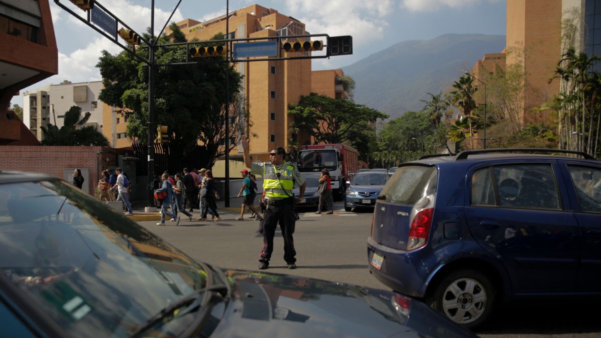 Foto: Un policía de tránsito dirige a los automóviles tras el apagón en Caracas, Venezuela. El 25 de marzo del 2019