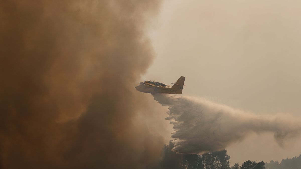 Foto: Un avión bombero lanza agua al incendio forestal. El 22 de julio de 2019