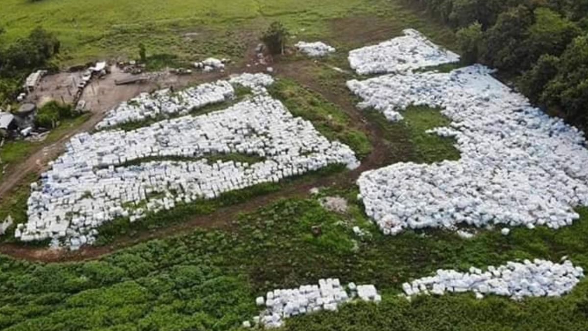 Miles de cajas con botellas con agua tiradas en un campo en el municipio de Dorado, Puerto Rico. Twitter@elforopr