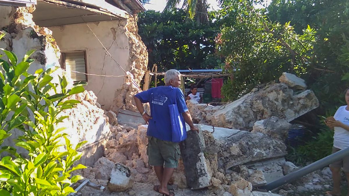 Foto: Un residente observa casas dañadas tras el sismo en las islas Batanes, al norte de Filipinas. El 27 de julio de 2019. AP