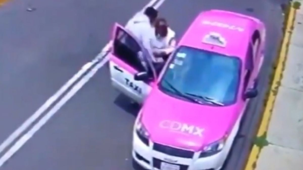 Video: Taxista roba a mujer en sillas de ruedas en CDMX