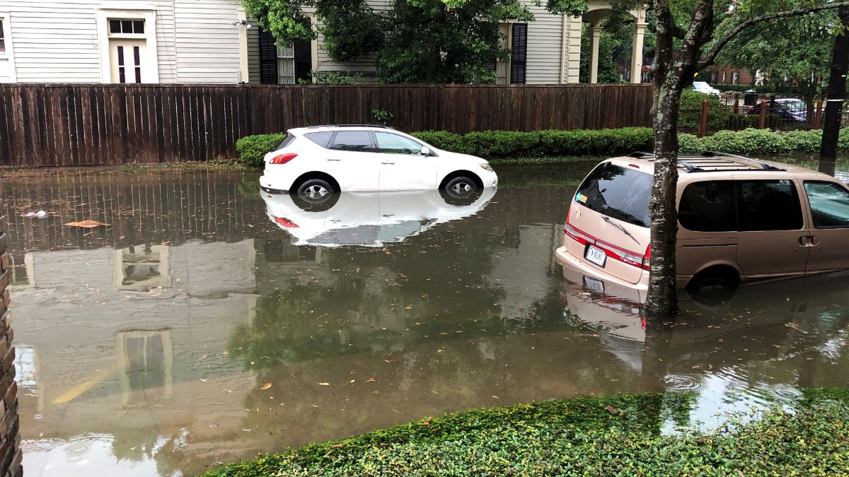 Foto: Dos automóviles quedaron varados por la tormenta en Nueva Orleans, Estados Unidos. El 10 de julio de 2019