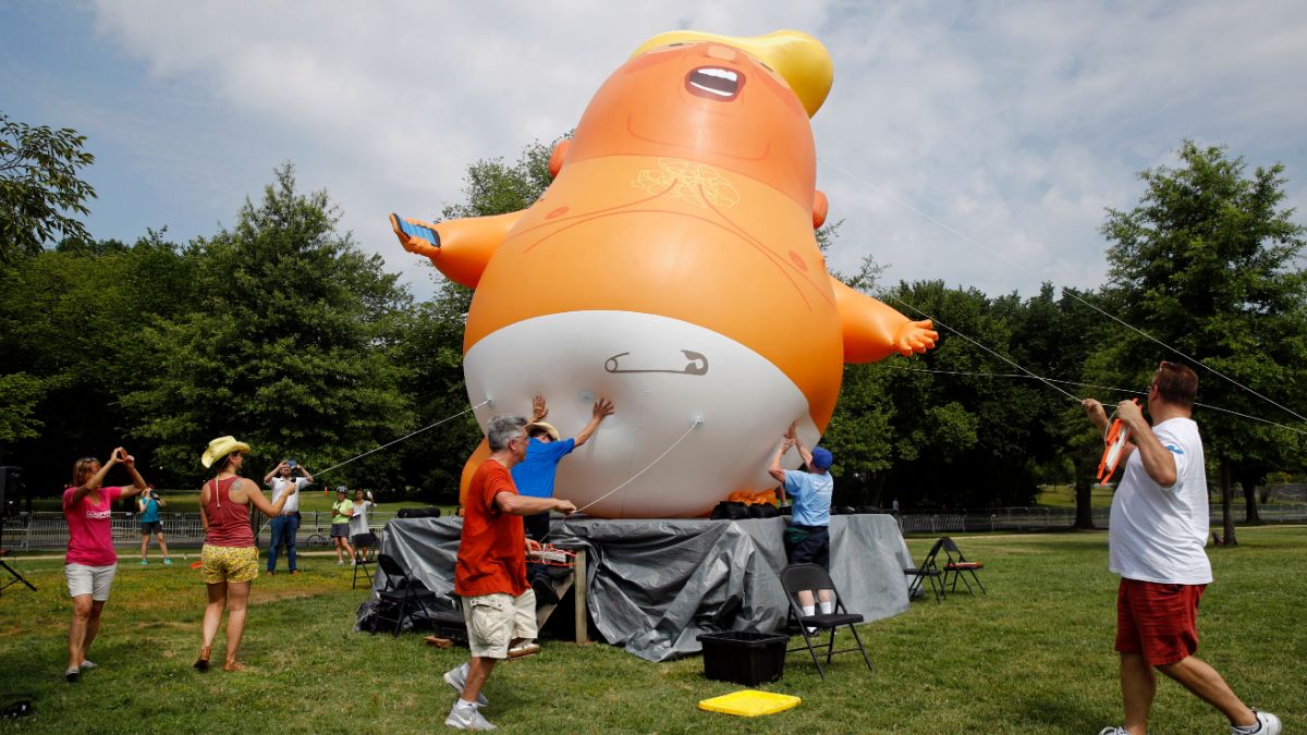 Foto: Preparan el globo del “Bebé Trump”. El 4 de julio de 2019