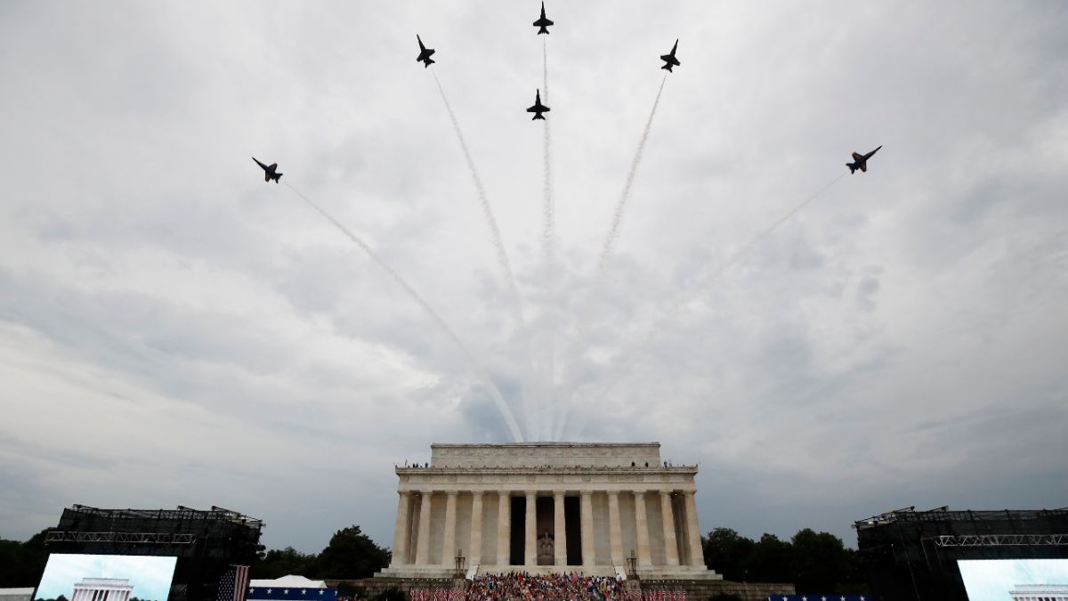 Foto: Aviones de la Fuerza Aérea de EEUU sobrevuelan el Lincoln Memorial. El 4 de julio de 2019