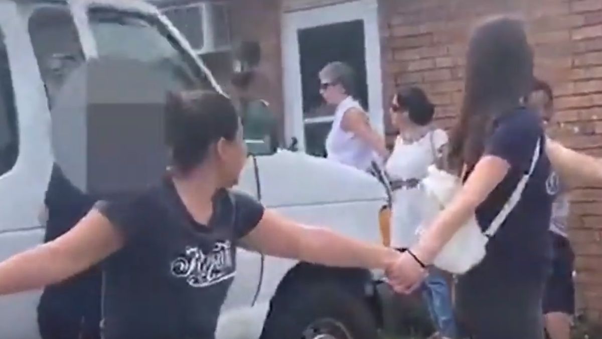Vecinos hacen cadena humana para evitar que ICE arreste a un hombre