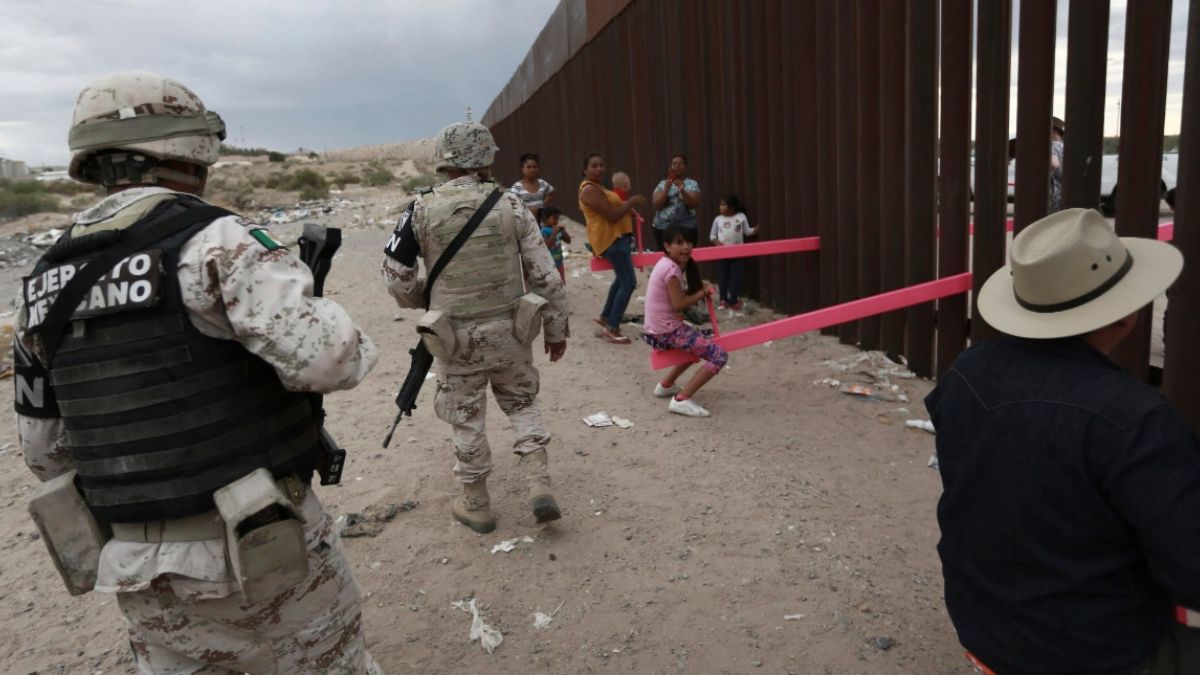Foto: Militares mexicanos observan a las familias que se divertían en el “sube y baja”. AP