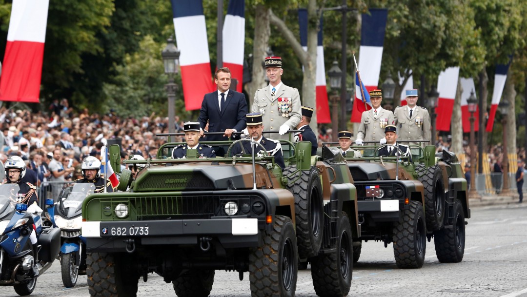 Francia celebra su fiesta nacional con tradicional desfile militar