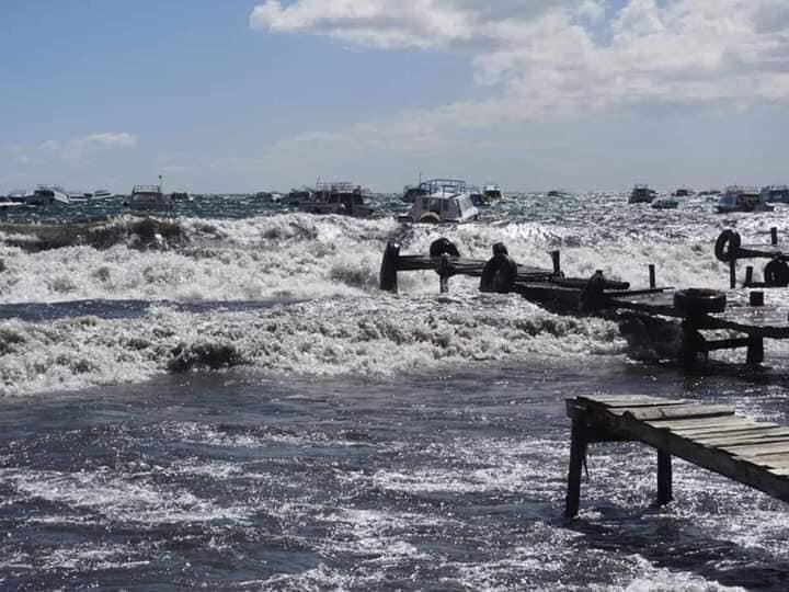 Foto: Fuertes vientos provocan olas de 2 metros en lago Titicaca 25 julio 2019