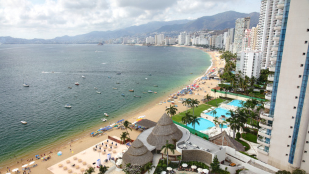 Imagen: La temperatura en el puerto de Acapulco se mantiene por arriba de los 40 grados a la sombra, 14 de julio de 2019 (Getty Images, archivo)