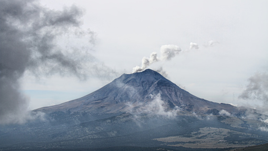 Imagen: El Semáforo de Alerta Volcánica se encuentra en Amarillo Fase 2, 28 de julio de 2019 (Getty Images, archivo)