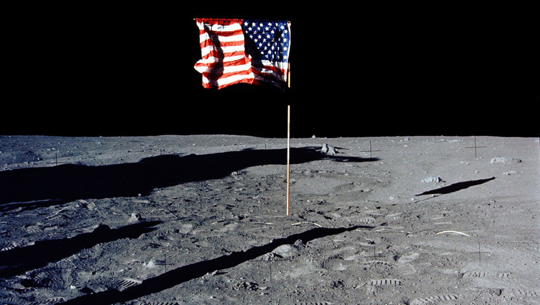 bandera de estados unidos en la luna