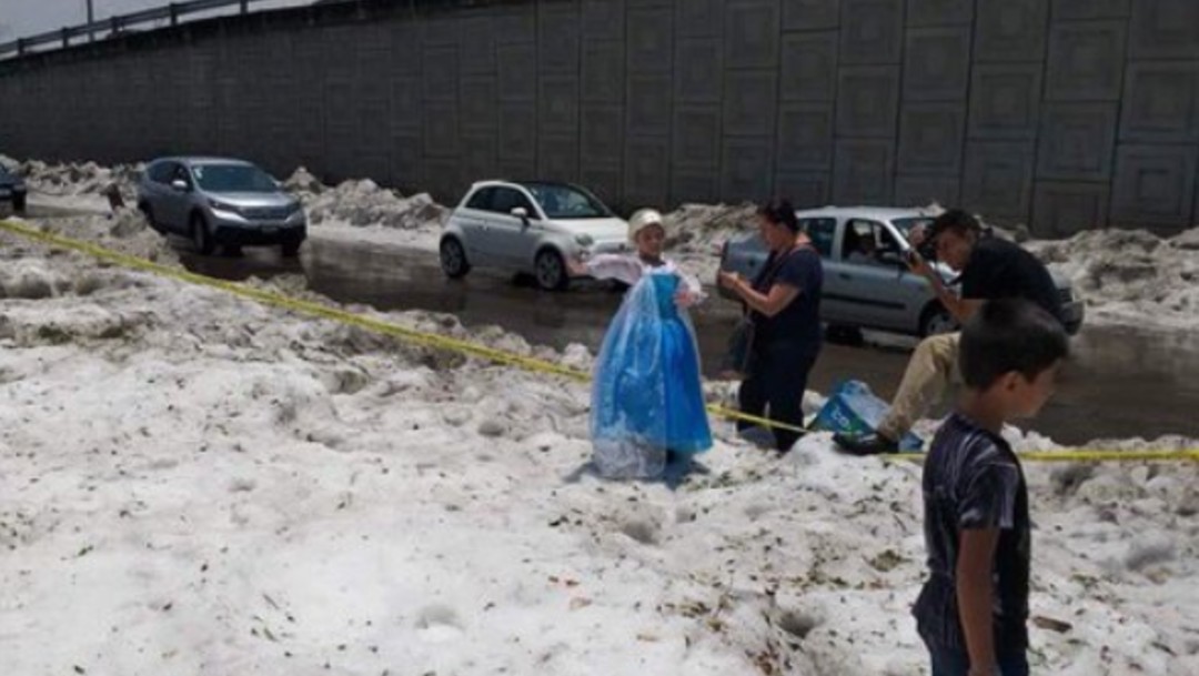 FOTO Granizada en Guadalajara afecta autos y casas (Twitter)