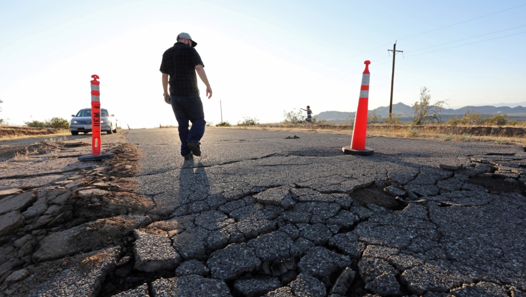 Foto: Las grietas que se abrieron bajo una carretera durante un poderoso terremoto que azotó el sur de California se ven cerca de la ciudad de Ridgecrest, julio 7 de 2019 (Reuters)
