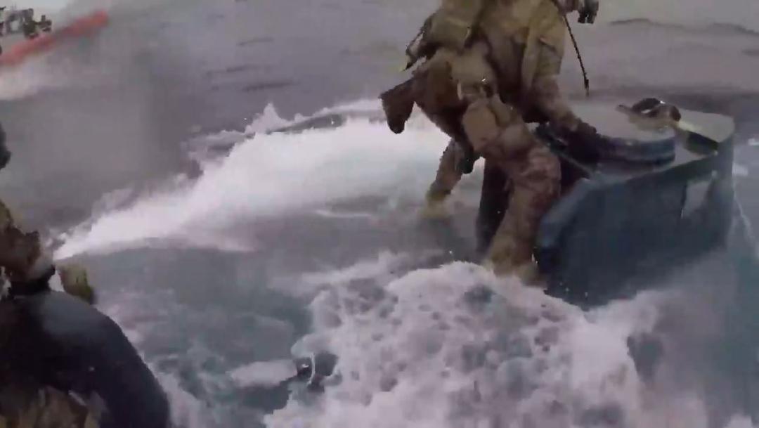 Foto: Los marinos descubrieron a los traficantes en altamar y tras perseguirlos un agente salta sobre el semisumergible., 12 julio 2019