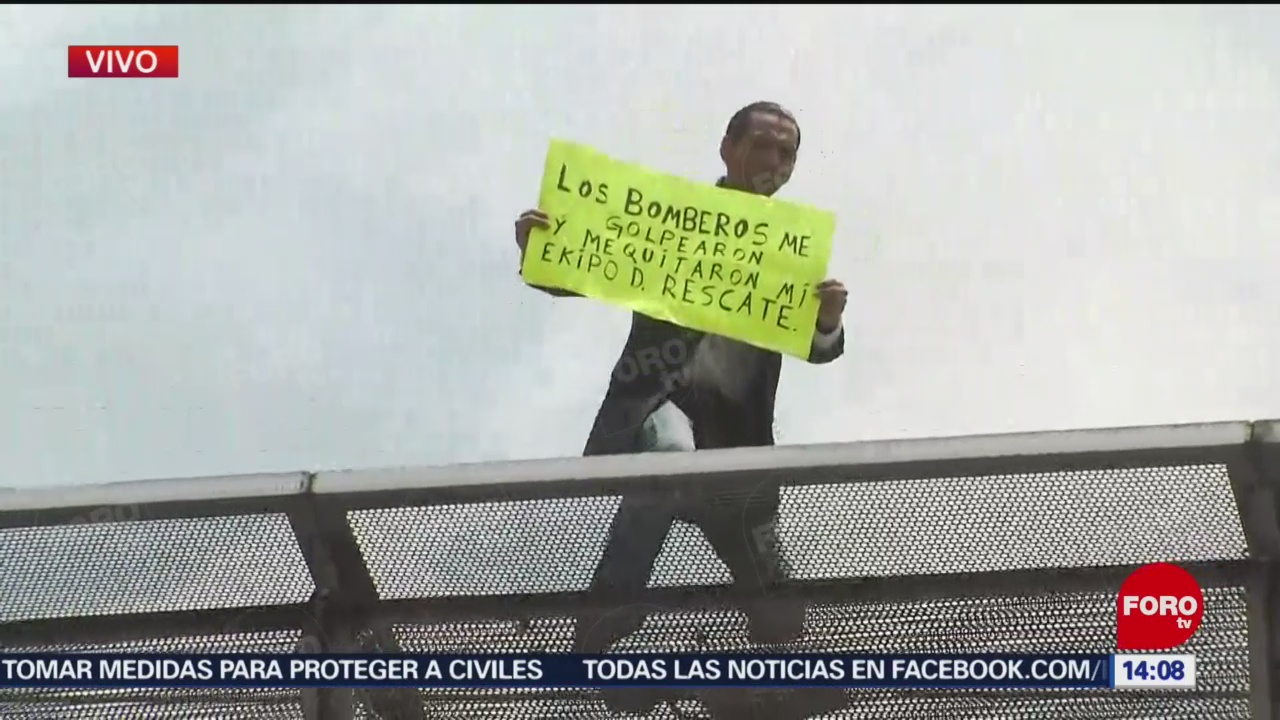 Hombre protesta desde puente peatonal en San Antonio, CDMX