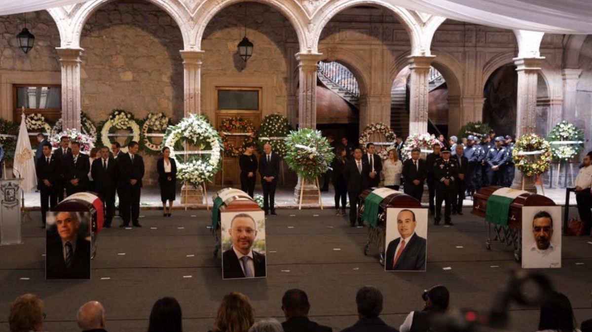 Homenaje a funcionarios fallecidos en accidente aéreo.