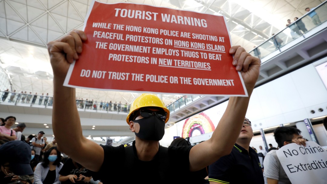 Protestan en aeropuerto de Hong Kong contra polémica Ley de Extradición