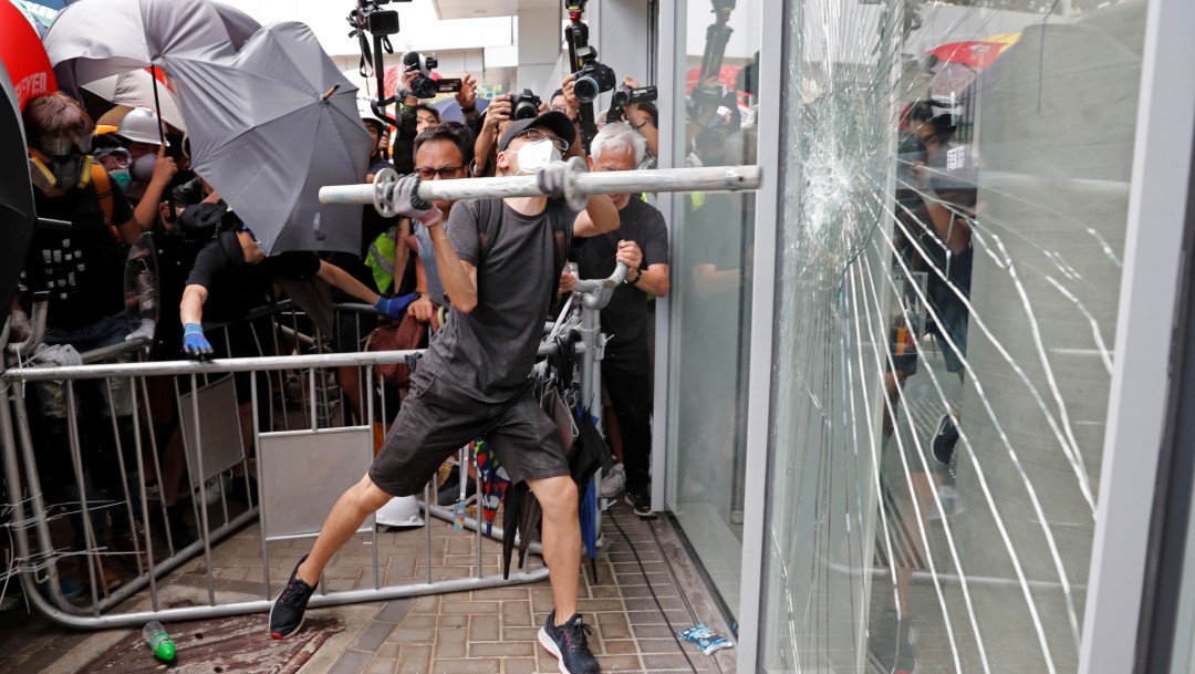 Manifestantes intentan entrar al Parlamento durante protesta en Hong Kong