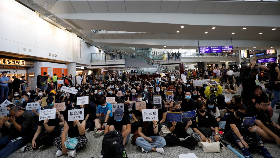 Protestan en aeropuerto de Hong Kong contra polémica Ley de Extradición