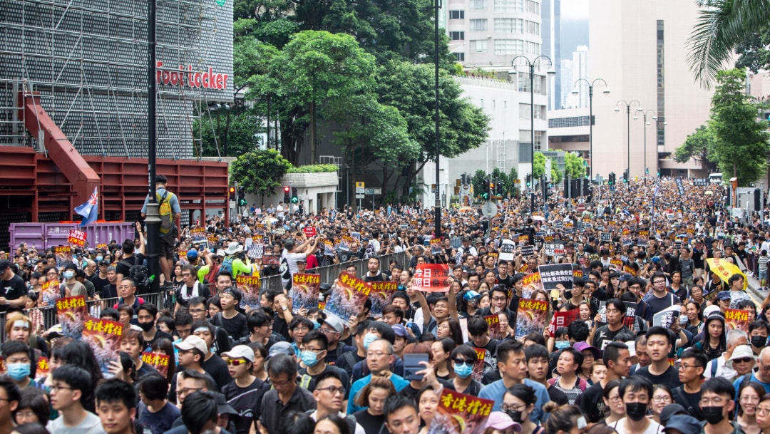 Foto: Decenas de miles de personas marchan en Hong Kong contra el proyecto de ley de extradición., 7 julio 2019