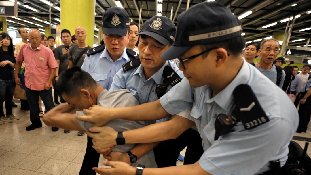 Foto: Manifestantes provocan caos en el metro de Hong Kong, 30 de julio de 2019 