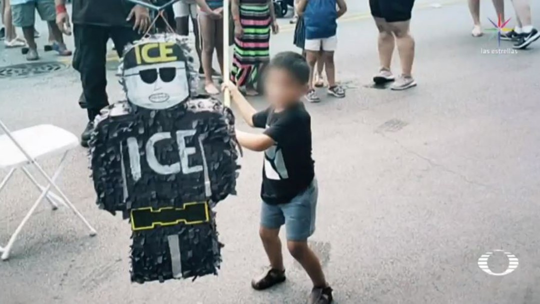 Piñata en forma de agente del ICE causa polémica en Chicago