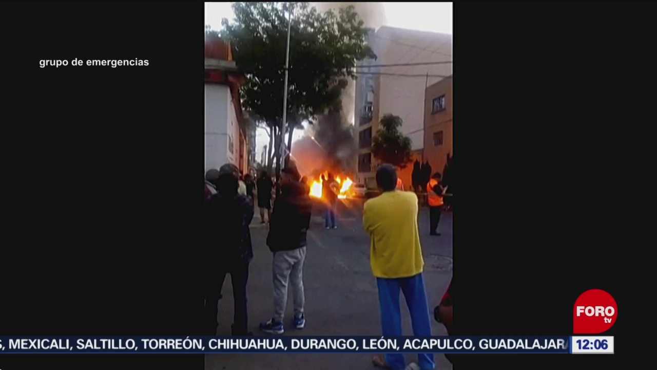 Imágenes del incendio de un vehículo robado en Ciudad de México