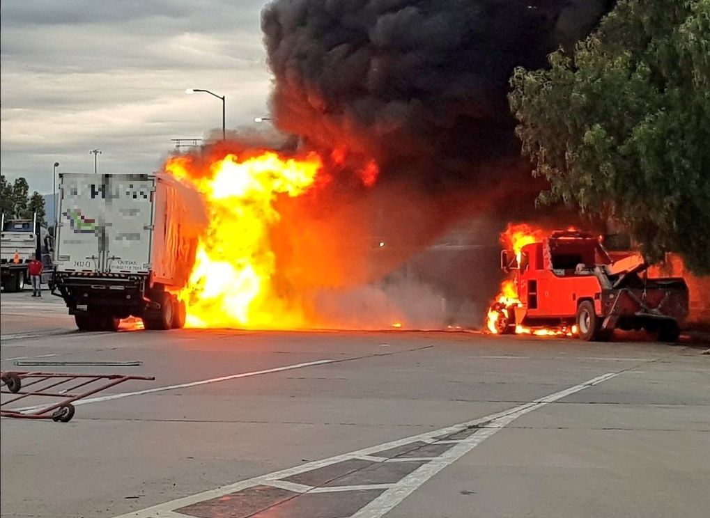 Vehículos incendiados en la autopista México-Puebla