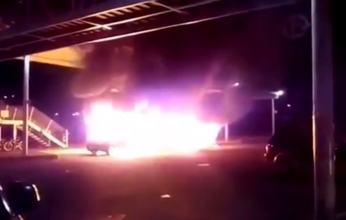 Dos unidades del transporte público resultaron quemadas en hangares del Mexibús, en el Estado de México
