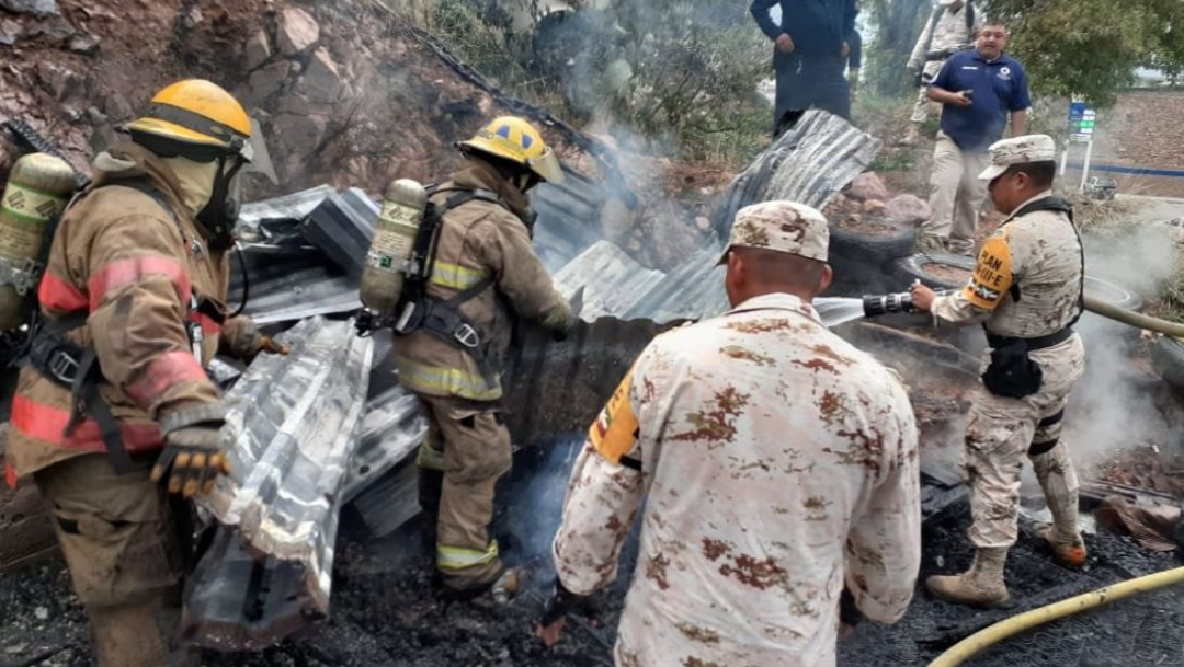 Foto: Elementos del Ejército Mexicano aplican el Plan DN-III-E tras incendio en un domicilio particular en Nogales, Sonora, 31 julio 2019
