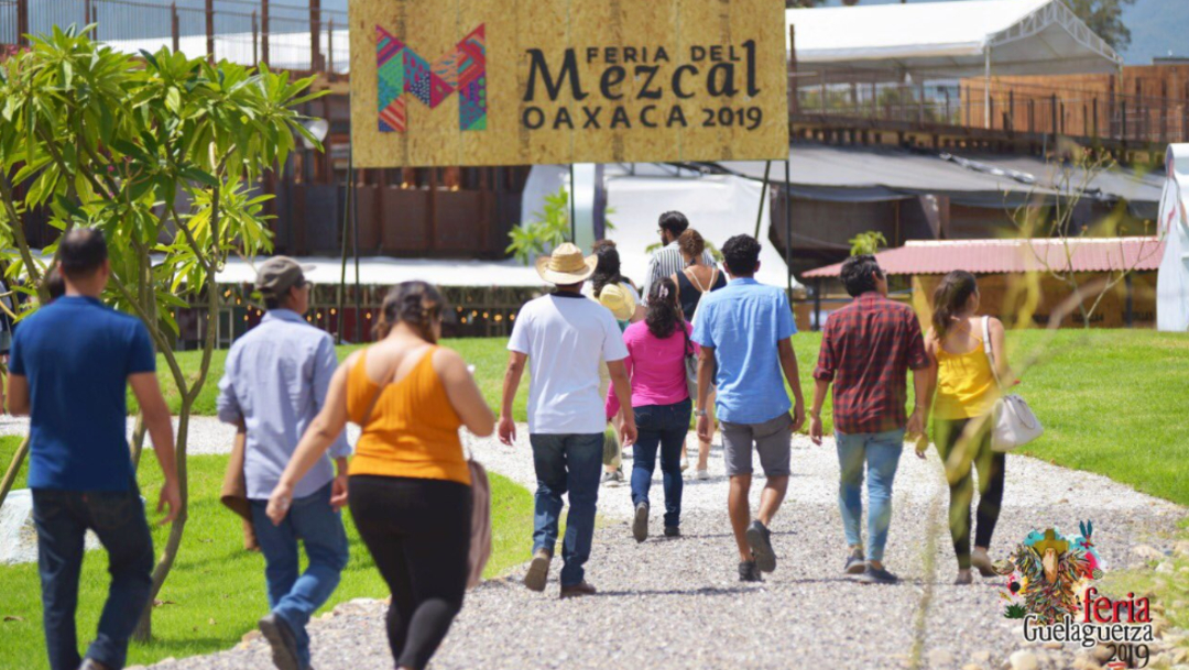 Foto: A lo largo de las fiestas de la Guelaguetza, en la Feria del Mezcal se realizarán degustaciones, 21 de julio de 2019 (Twitter @alejandromurat ‏)