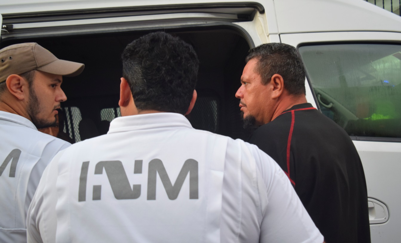 Foto: Agentes del Instituto Nacional de Migración (INM) escoltan a migrantes detenidos en un hotel, julio 20 de 2019 (Reuters)
