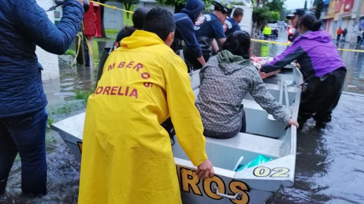 Lluvia provoca inundación en Morelia, Michoacán