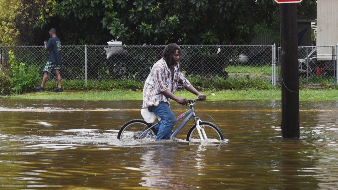 Foto: Un hombre intenta avanzar en una bicicleta a través de las aguas de la tormenta tropical Barry en Nueva Iberia, Louisiana, julio 14 de 2019 (Reuters)