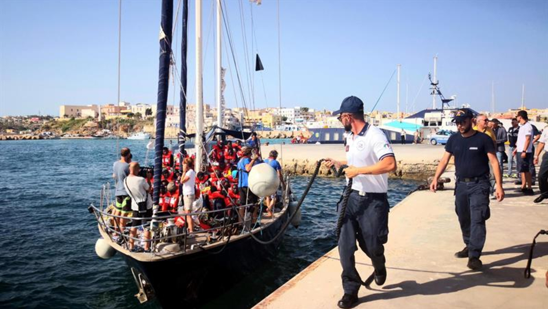 Barco con 41 migrantes llega a Italia pese a prohibición