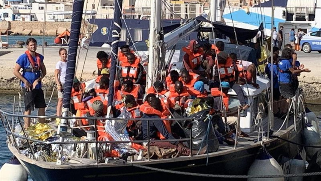 Barco con inmigrantes en las costas de Italia, (Agencia EFE)